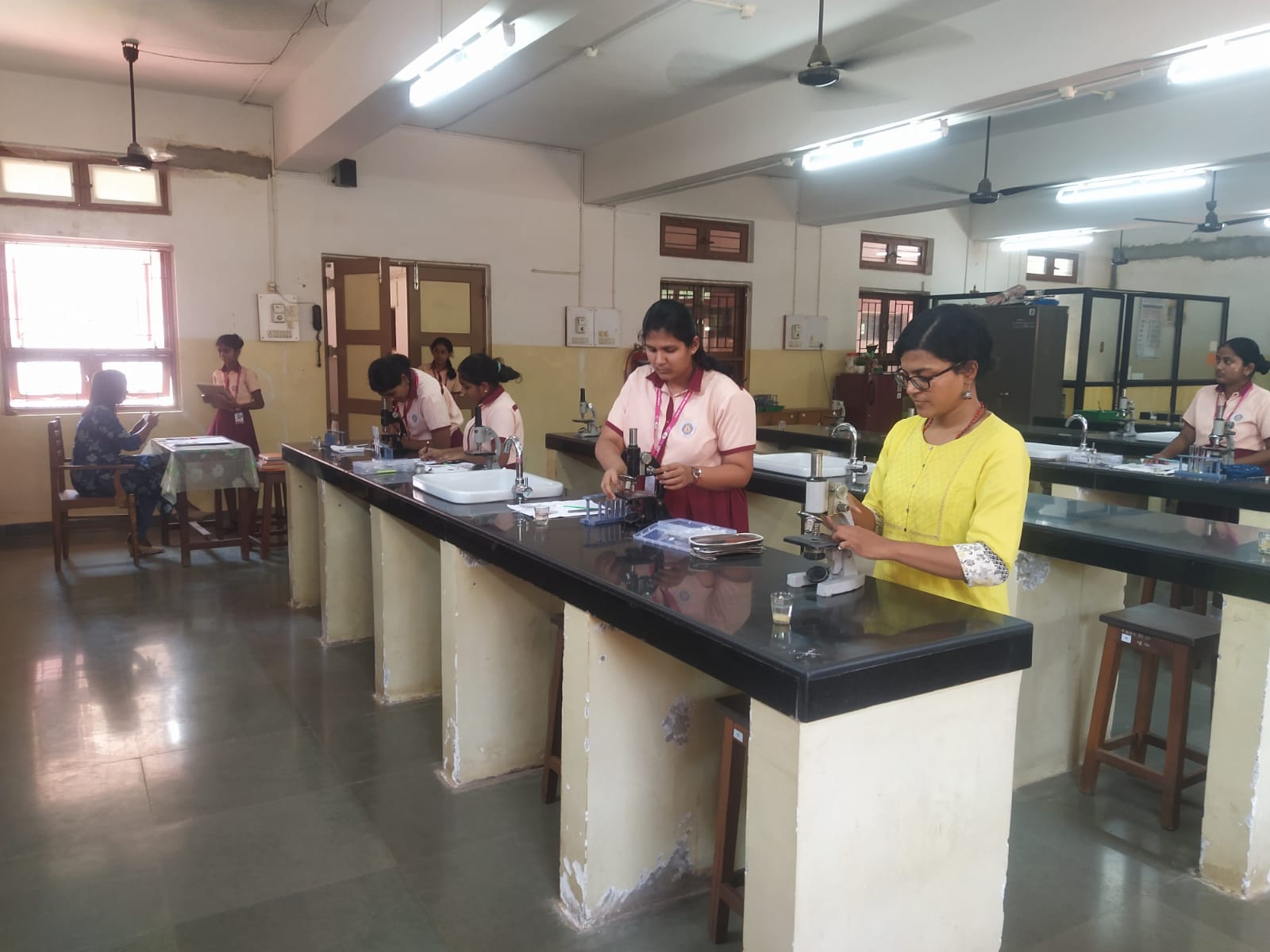 BIOLOGY LABORATORY Image